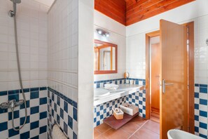 Shower, hair dryer, towels - Vacation Home 'Casa Tagoro, Facing The Ocean' with Sea View, Private Terrace and Wi-Fi (Tacoronte)