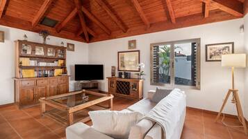 Een televisie, een dvd-speler en een stereo