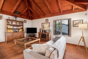 Una televisión, un reproductor de DVD, un reproductor estéreo