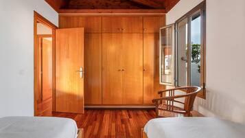 3 slaapkamers, een strijkplank/strijkijzer, gratis wifi, beddengoed