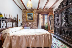 3 dormitorios, tabla de planchar con plancha, ropa de cama