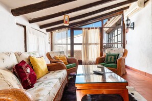 TV, lareira, videogames, DVD player