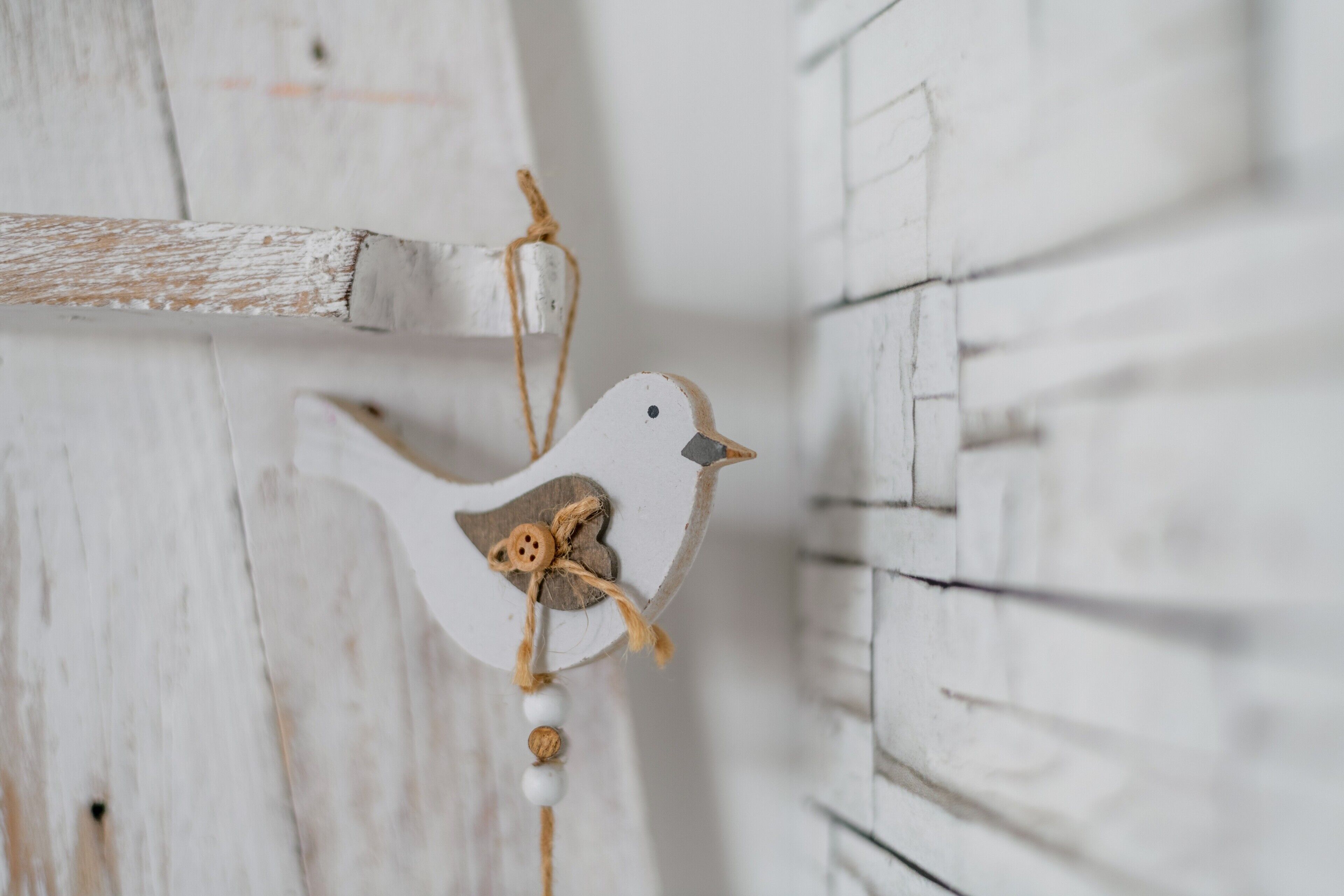 Un mur rustique orné d’une décoration représentant un oiseau blanc.