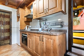 Frigorífico, microondas, horno y placa de cocina