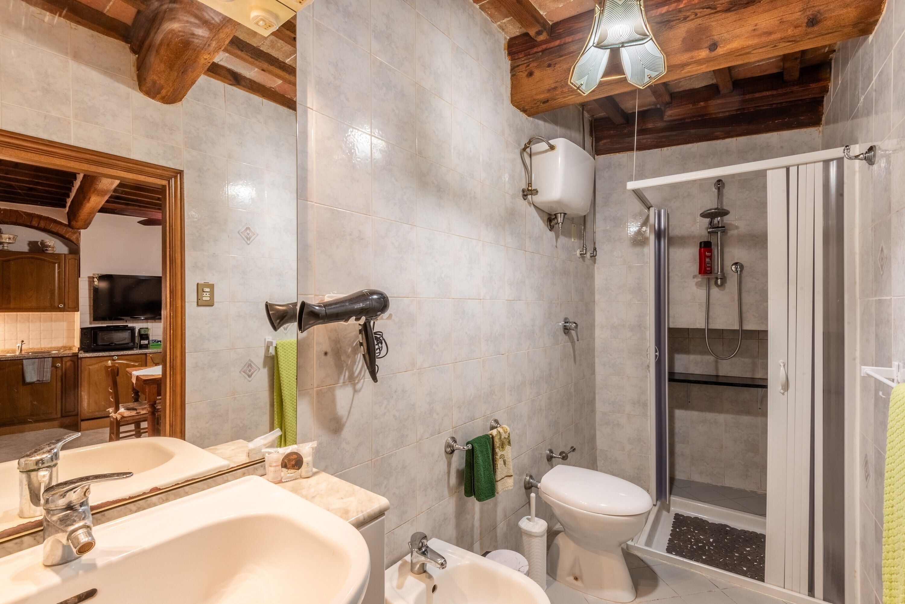 Een douche, een haardroger, handdoeken