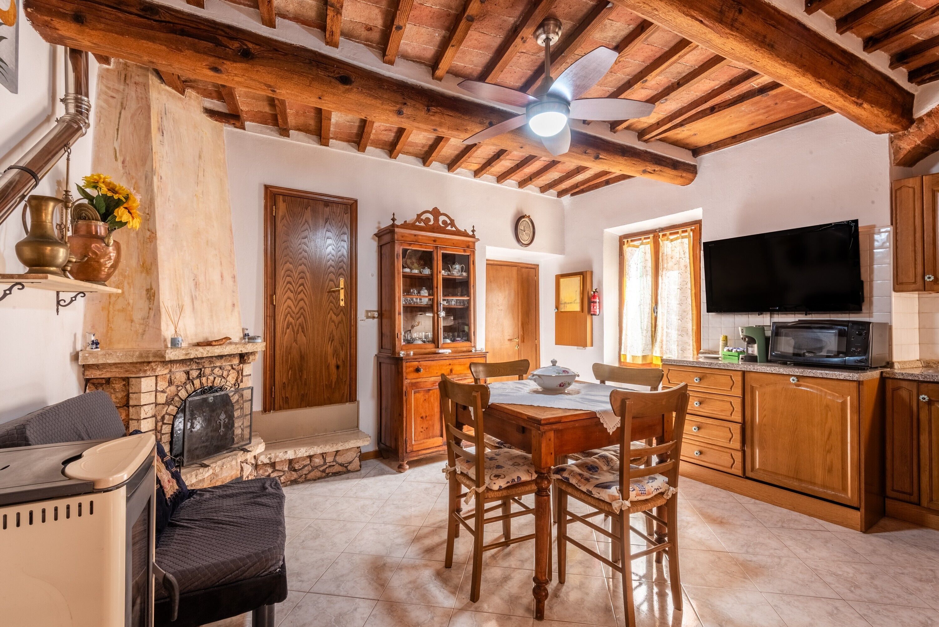 Een televisie en een open haard