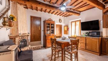 Een televisie en een open haard