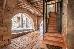 Interior - Apartment 'Sotto Gli Archi' with Mountain View (Civitella Paganico)