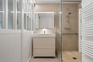 Dusche, Haartrockner, Handtücher
