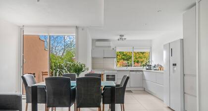 Apartment 'Terrasse De Malissol' with Private Terrace, Private Garden and Wi-Fi