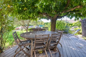 Outdoor dining - Apartment 'Mas Chloro-Phil' with Shared Terrace, Wi-Fi and Air Conditioning (Clapiers)