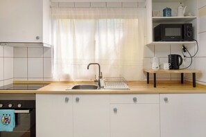 Jääkaappi, mikroaaltouuni, uuni, liesi