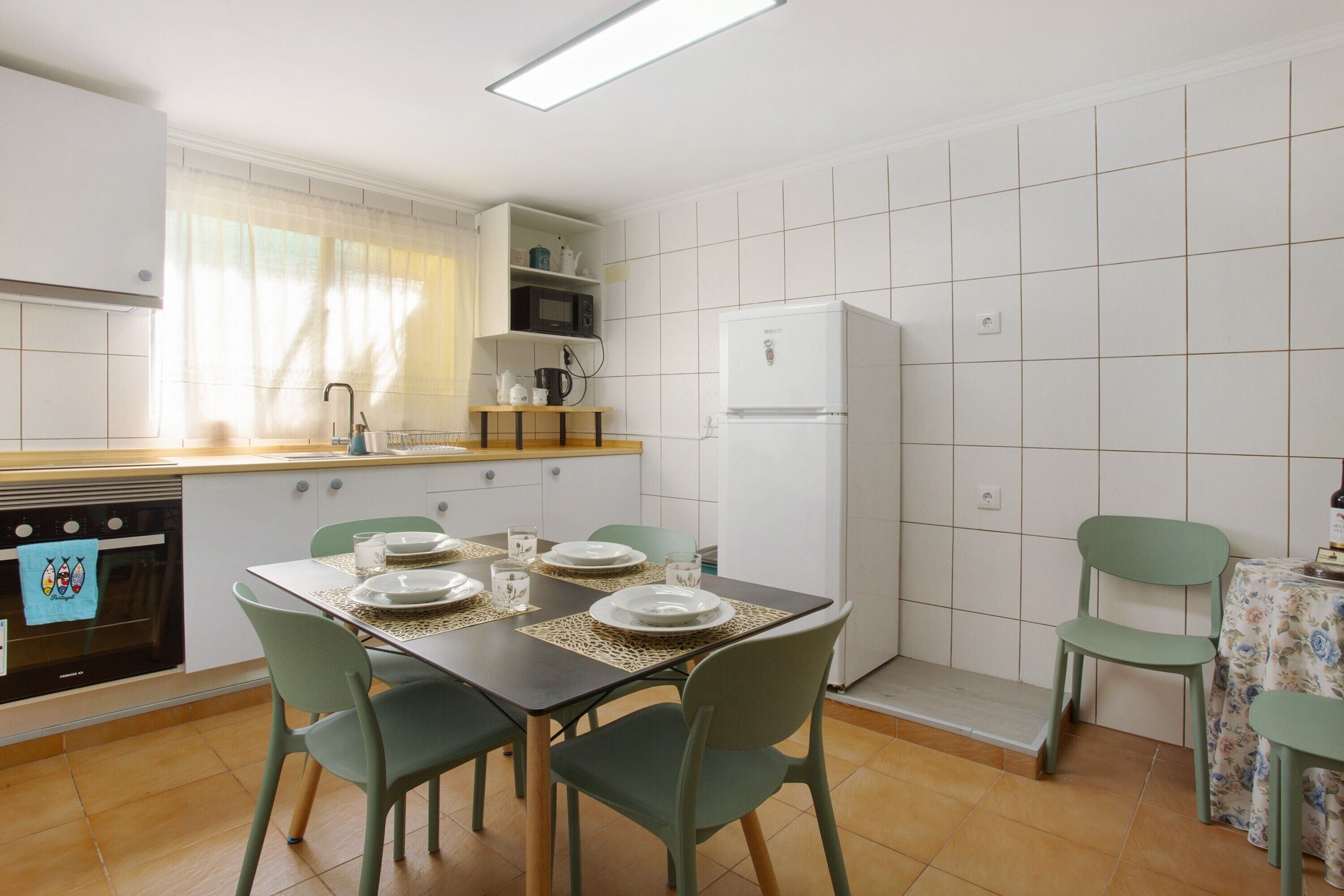 Køleskab, mikrobølgeovn, ovn, kogeplade