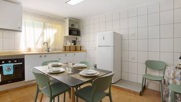 Køleskab, mikrobølgeovn, ovn, kogeplade