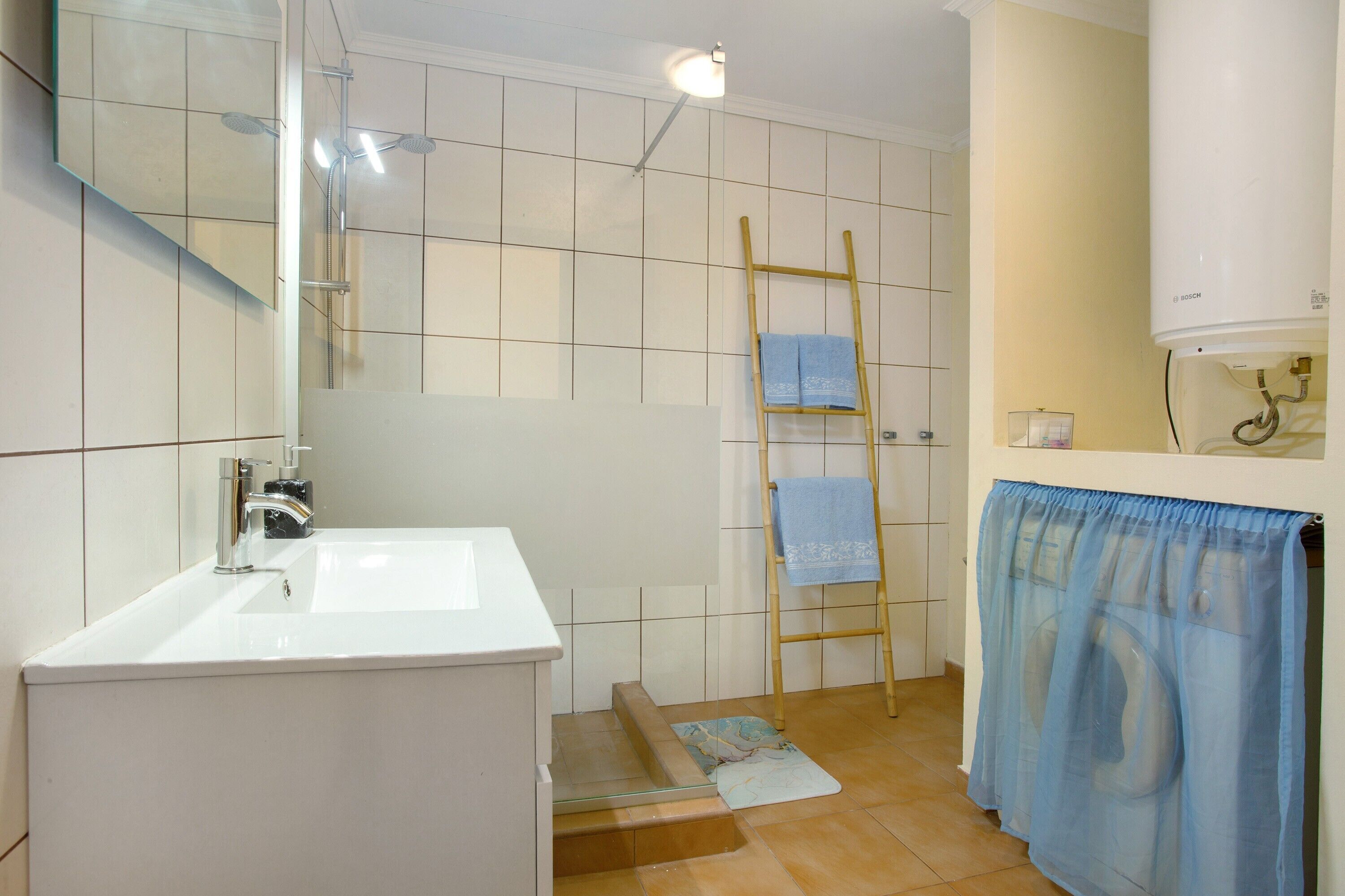 Dusj, hårføner og håndklær