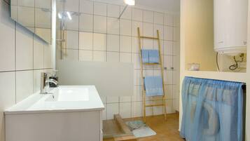 Dusj, hårføner og håndklær