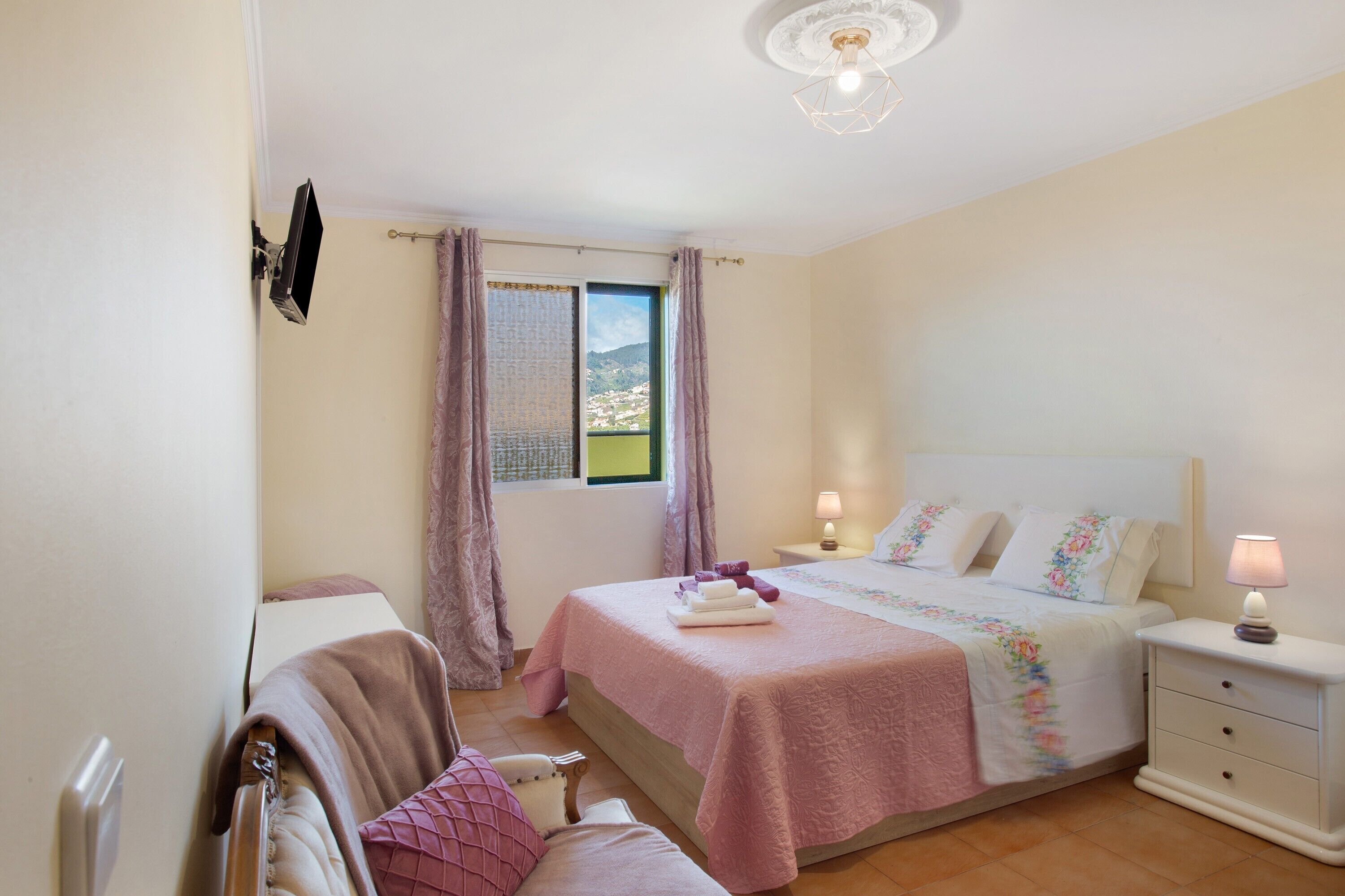 2 soverom, strykejern/-brett, wi-fi (inkludert) og sengetøy