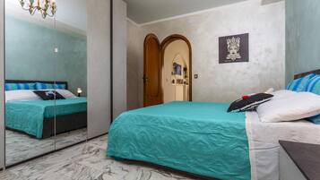 2 bedrooms, iron/ironing board, free WiFi, bed sheets