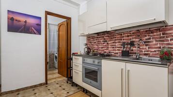 Fridge, oven, stovetop, coffee/tea maker