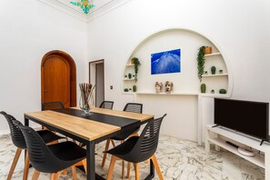 Dining - Apartment 'L'angelo Di Casa Mia' with Balcony, Wi-Fi and Air Conditioning (Catania)