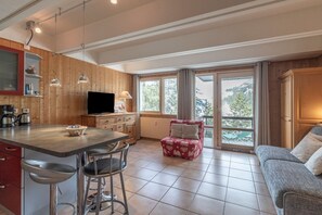 TV, tavolo da ping pong