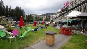Outdoor dining - Flaine Studio J2 Apartment with Mountain View and Wi-Fi (Arâches-la-Frasse)