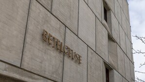 Une façade d’immeuble ornée de l’inscription « BETELGROVE » en caractères avec empattement.