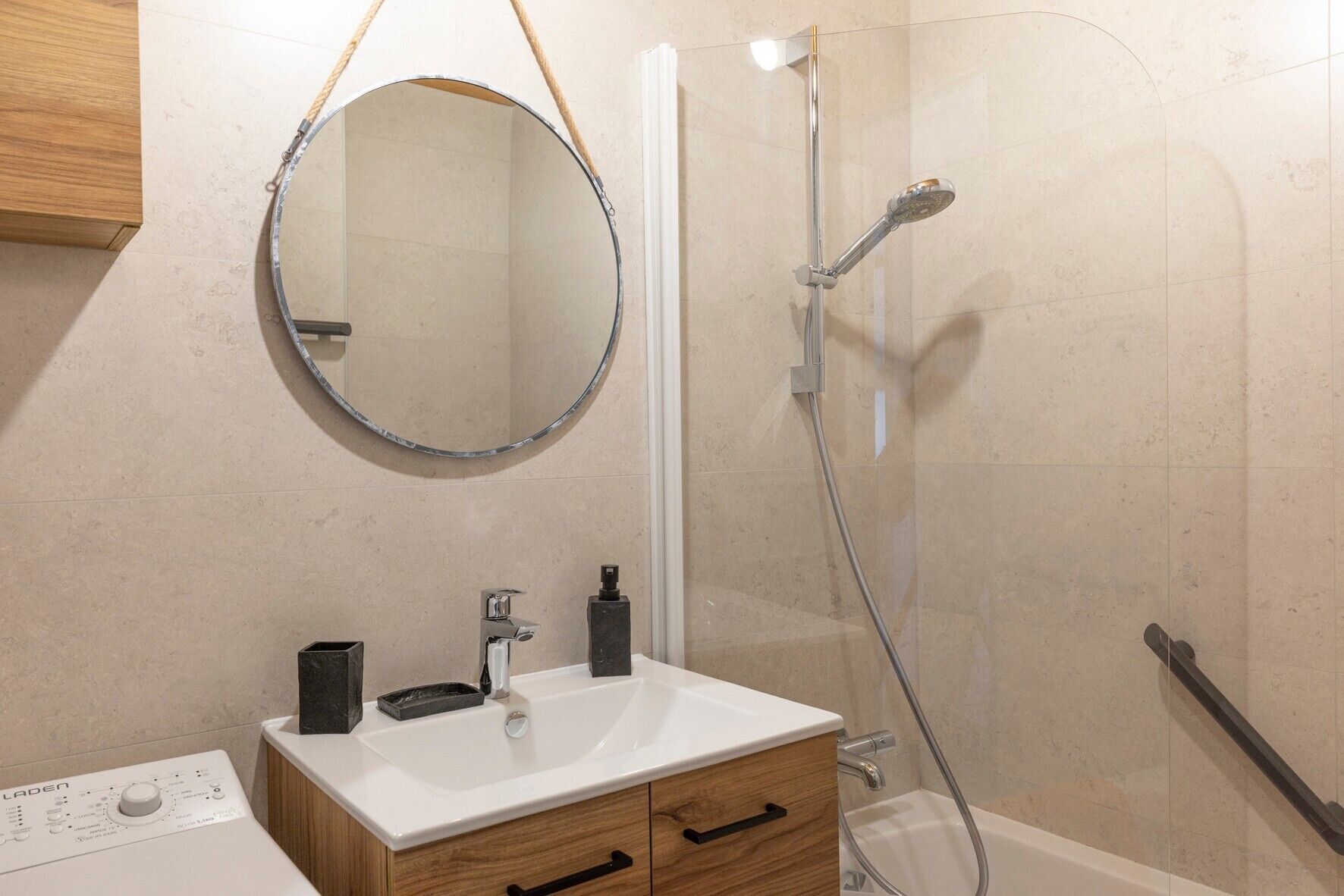 Douche, sèche-cheveux