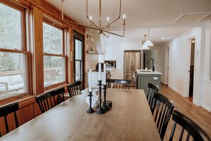 Dining - Cozy chalet by a beautiful lake in Estrie! (Saint-Étienne-de-Bolton)