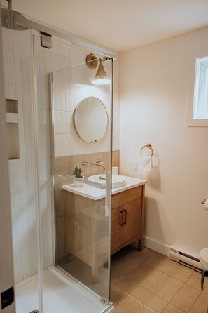 Shower, towels, toilet paper - Cozy chalet by a beautiful lake in Estrie! (Saint-Étienne-de-Bolton)