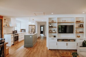 Private kitchen - Cozy chalet by a beautiful lake in Estrie! (Saint-Étienne-de-Bolton)