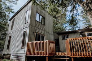 Exterior - Cozy chalet by a beautiful lake in Estrie! (Saint-Étienne-de-Bolton)
