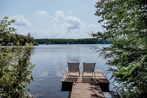 Property grounds - Cozy chalet by a beautiful lake in Estrie! (Saint-Étienne-de-Bolton)