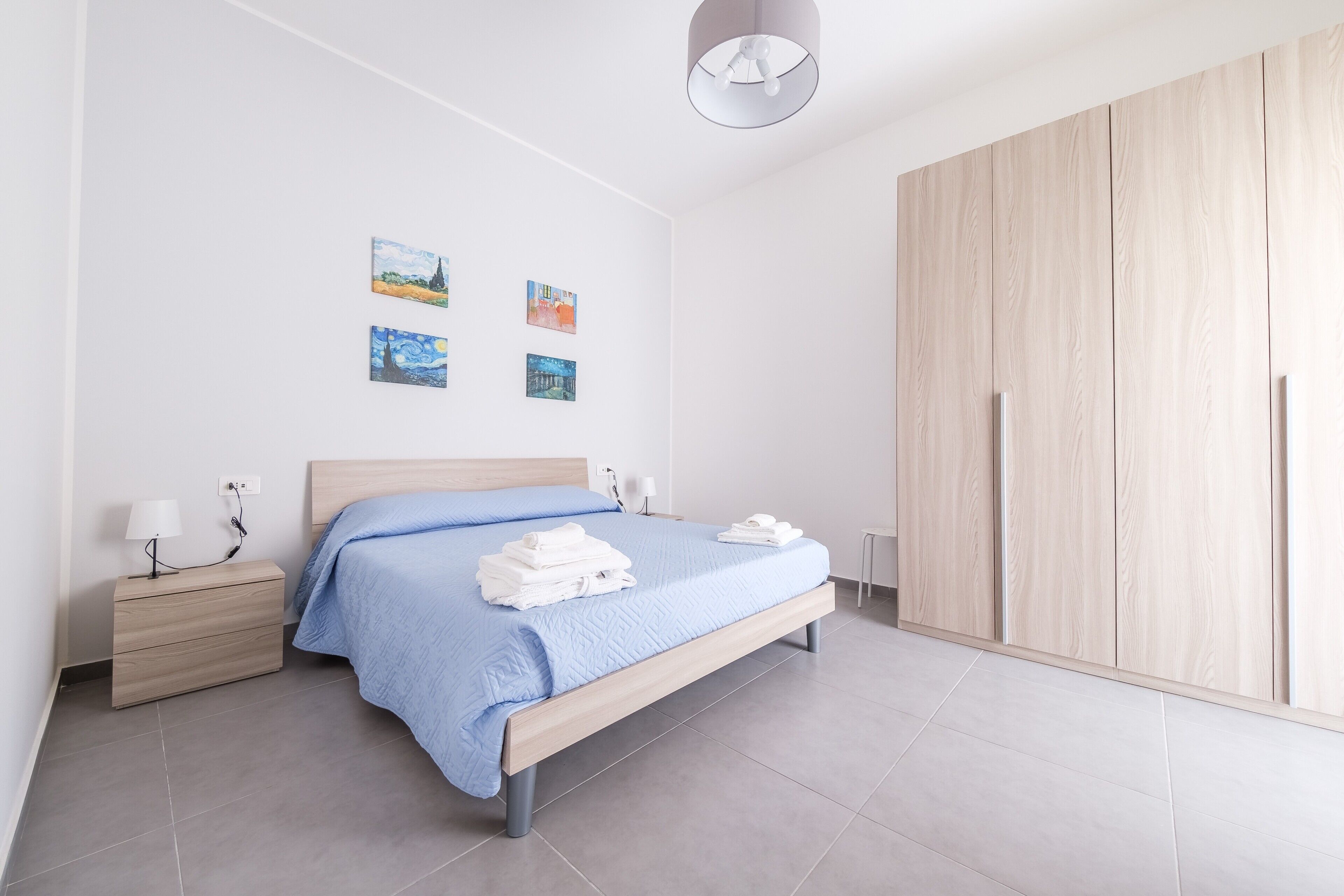 1 habitación, tabla de planchar con plancha, wifi gratis y ropa de cama 