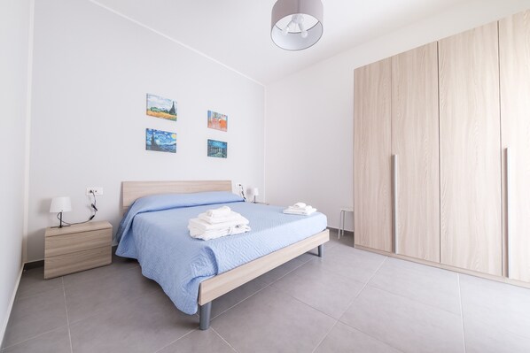 1 habitación, tabla de planchar con plancha, wifi gratis y ropa de cama 