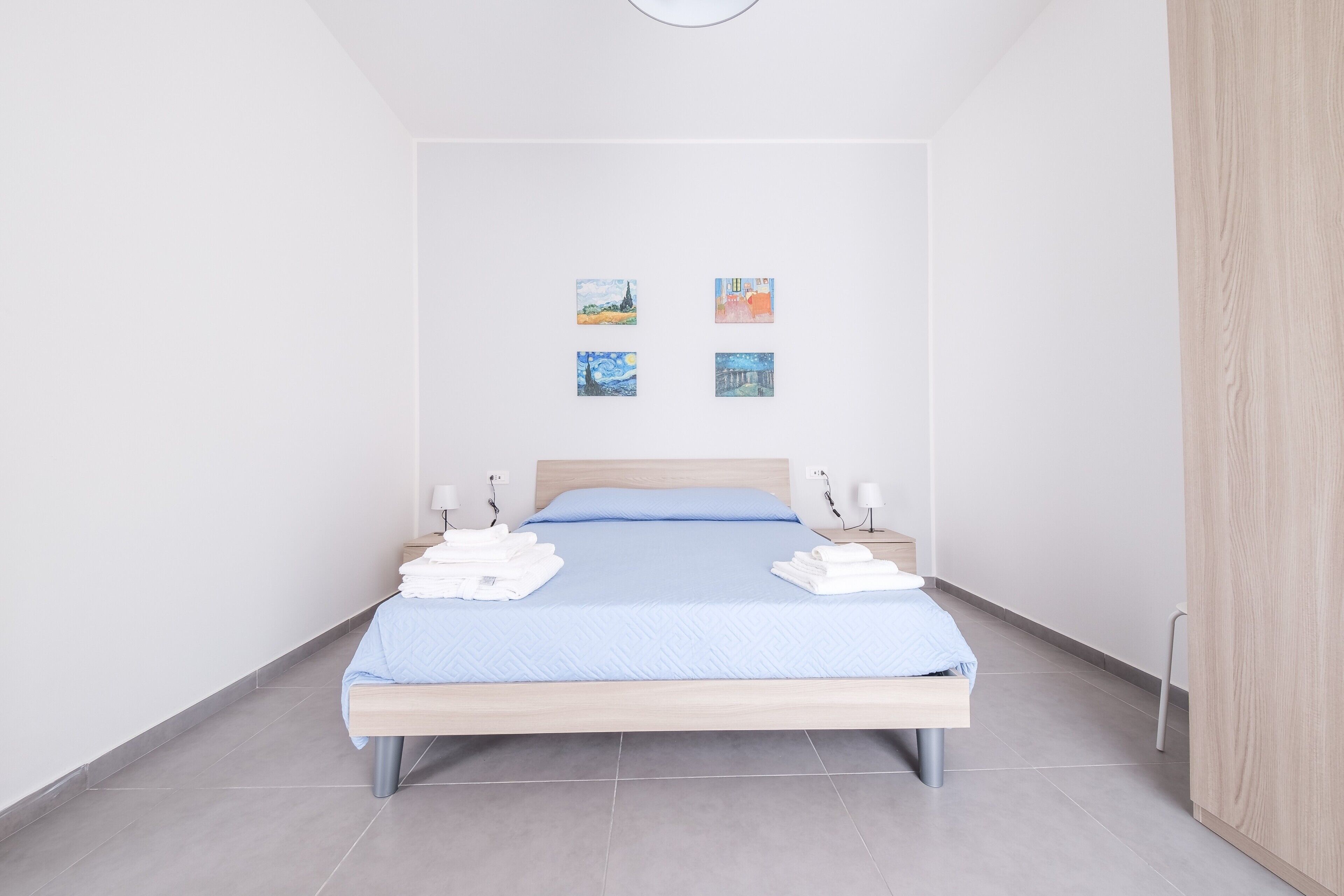 1 habitación, tabla de planchar con plancha, wifi gratis y ropa de cama 