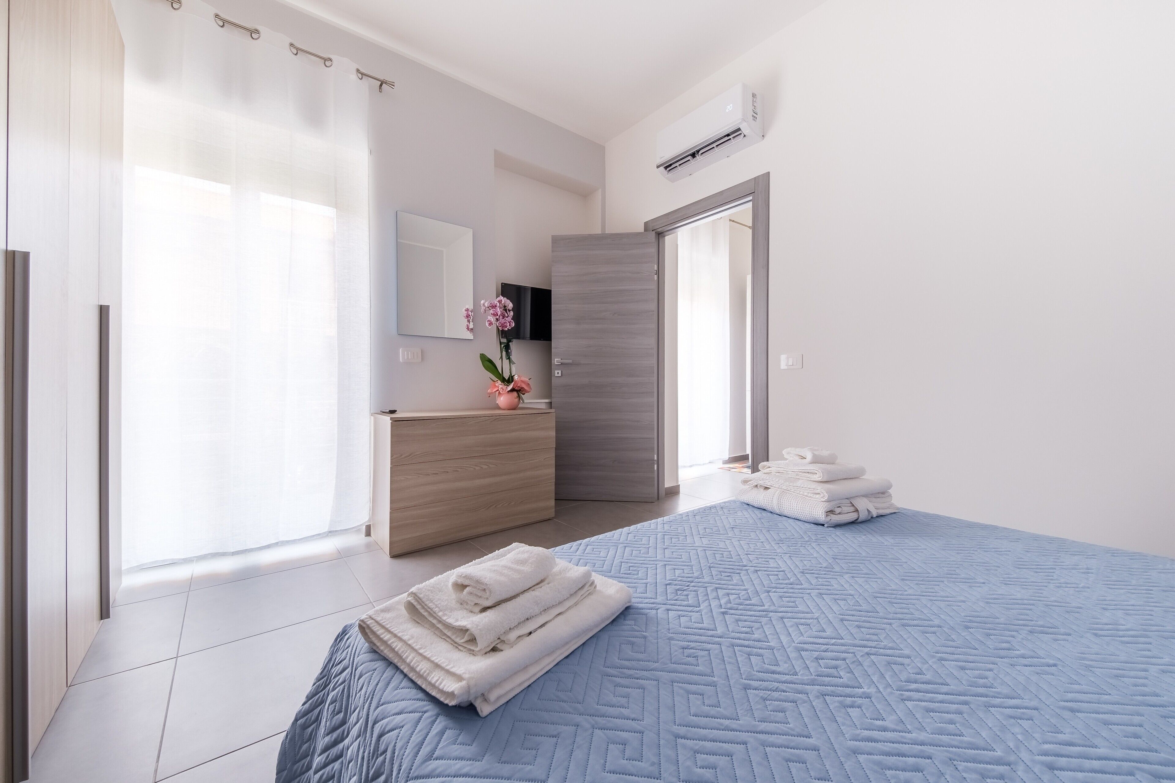 1 habitación, tabla de planchar con plancha, wifi gratis y ropa de cama 