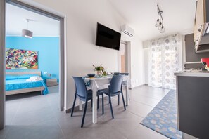 Dining - Holiday Home 'Alba's Home - Kandinsky' with Private Terrace, Wi-Fi and Air Conditioning (Valdina)