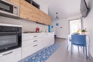 Fridge, microwave, oven, stovetop - Holiday Home 'Alba's Home - Kandinsky' with Private Terrace, Wi-Fi and Air Conditioning (Valdina)