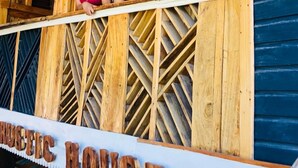 Una casa de madera rústica con balcón.