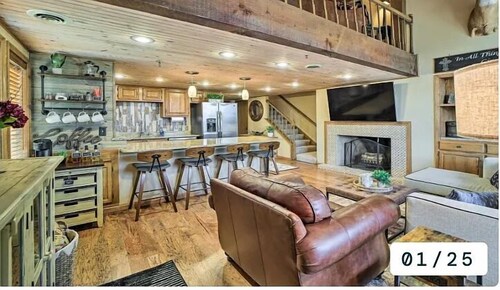 Lake Cabin-Style Condo @ Shangri La with Private Hot Tub-Couples & Small Family!