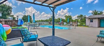 Lake Cabin-Style Condo @ Shangri La with Private Hot Tub-Couples & Small Family!
