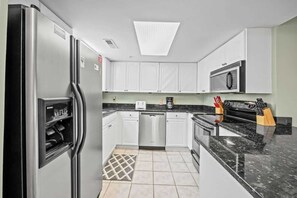 Fridge, microwave, oven, stovetop - Island Palms B1 (North Myrtle Beach)