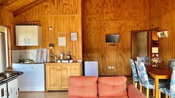 Classic Cabin, 3 Bedrooms, Beach View | Private kitchen