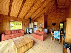 Classic Cabin, 3 Bedrooms, Beach View | Living area