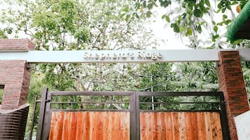 Una puerta de madera con un letrero que dice 'Shepherd's Ridge'.