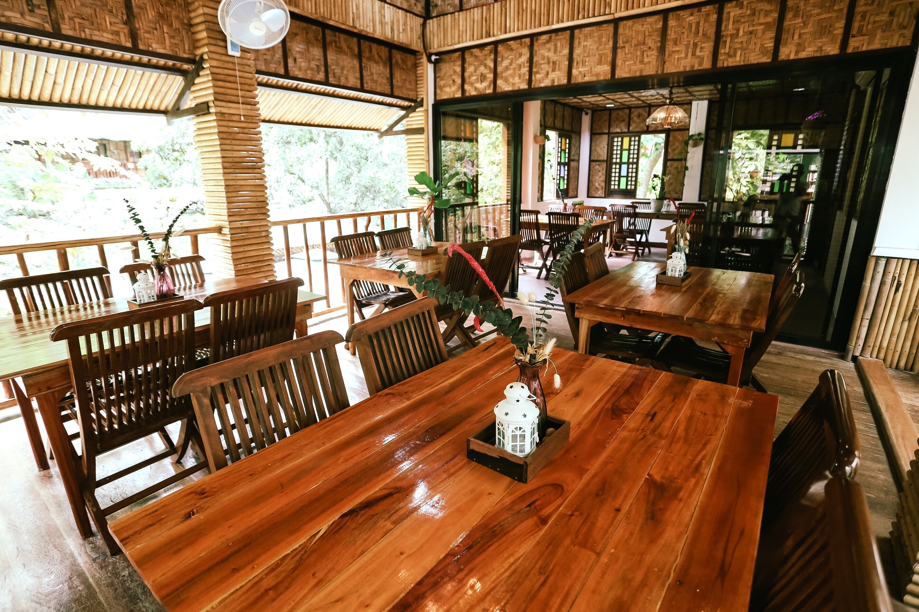 Se sirven desayunos, comidas, cenas y cocina fusión con vista al jardín