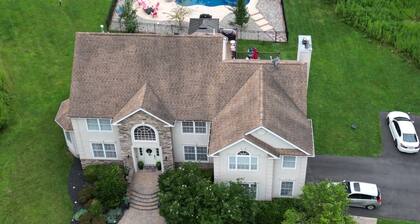 Cozy 1-bedroom suite with pool, and fitness room in a quiet neighborhood.