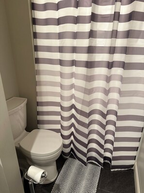 Dusj, hårføner, håndklær og såpe