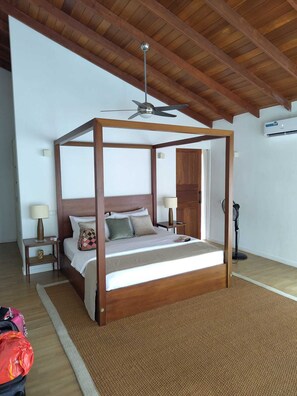 4 makuuhuonetta, silitysrauta/-lauta, ilmainen Wi-Fi, vuodevaatteet